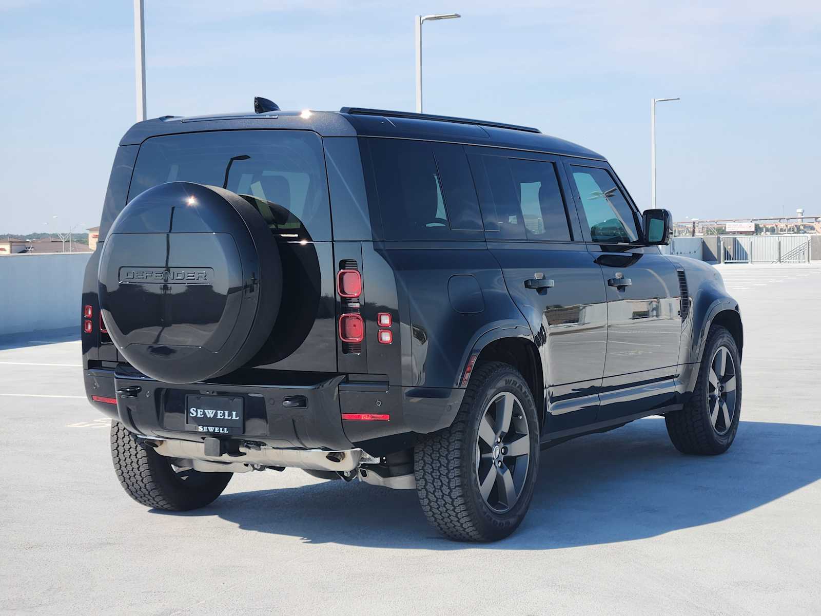 2025 Land Rover Defender 110 X-Dynamic SE photo 5