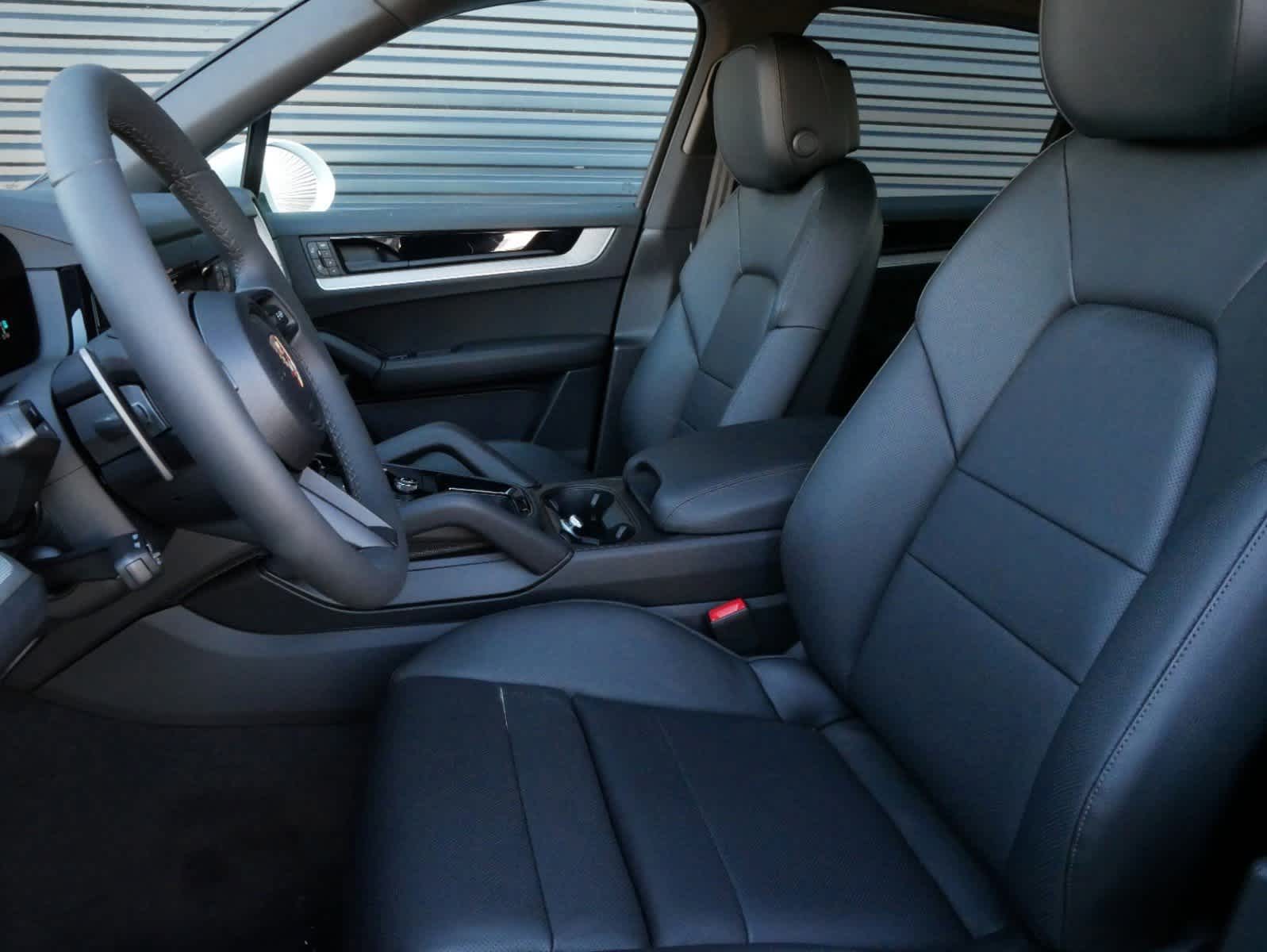 2025 Porsche Cayenne GTS Coupe photo 2