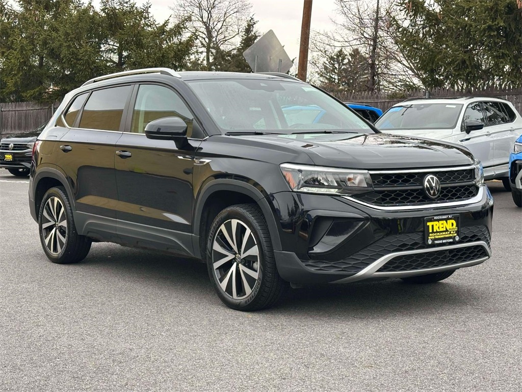 2023 Volkswagen Taos SE's photo