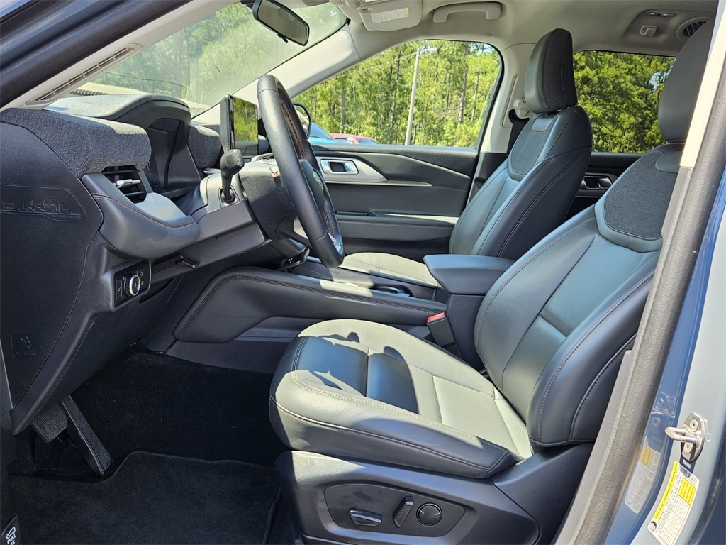 2025 Ford Explorer photo 4
