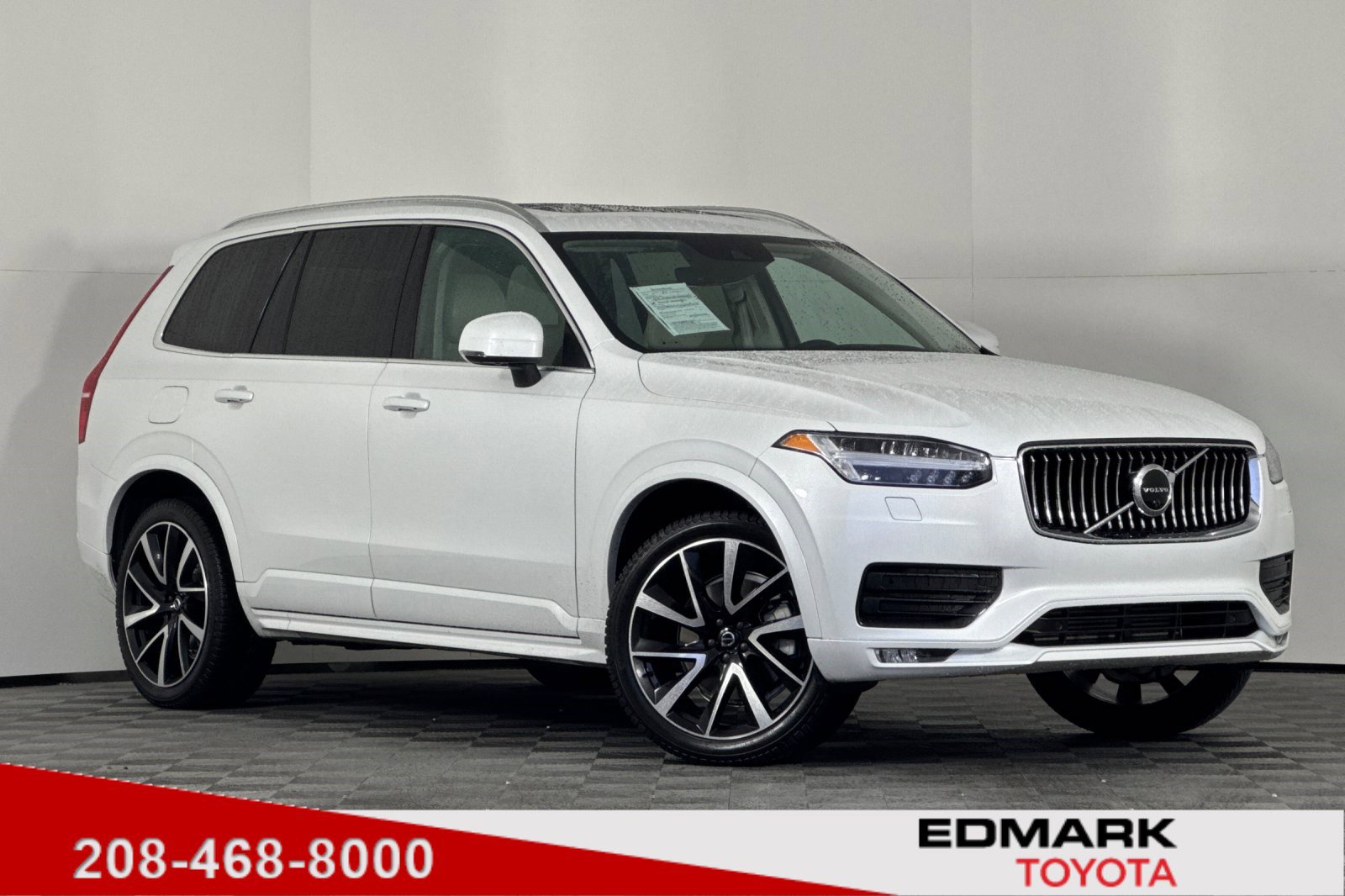 2022 Volvo XC90 Momentum's photo