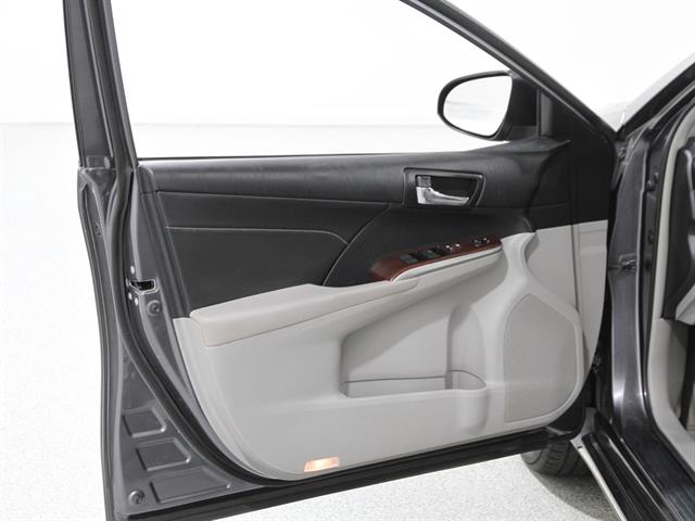 2014 Toyota Camry XLE V6 photo 4