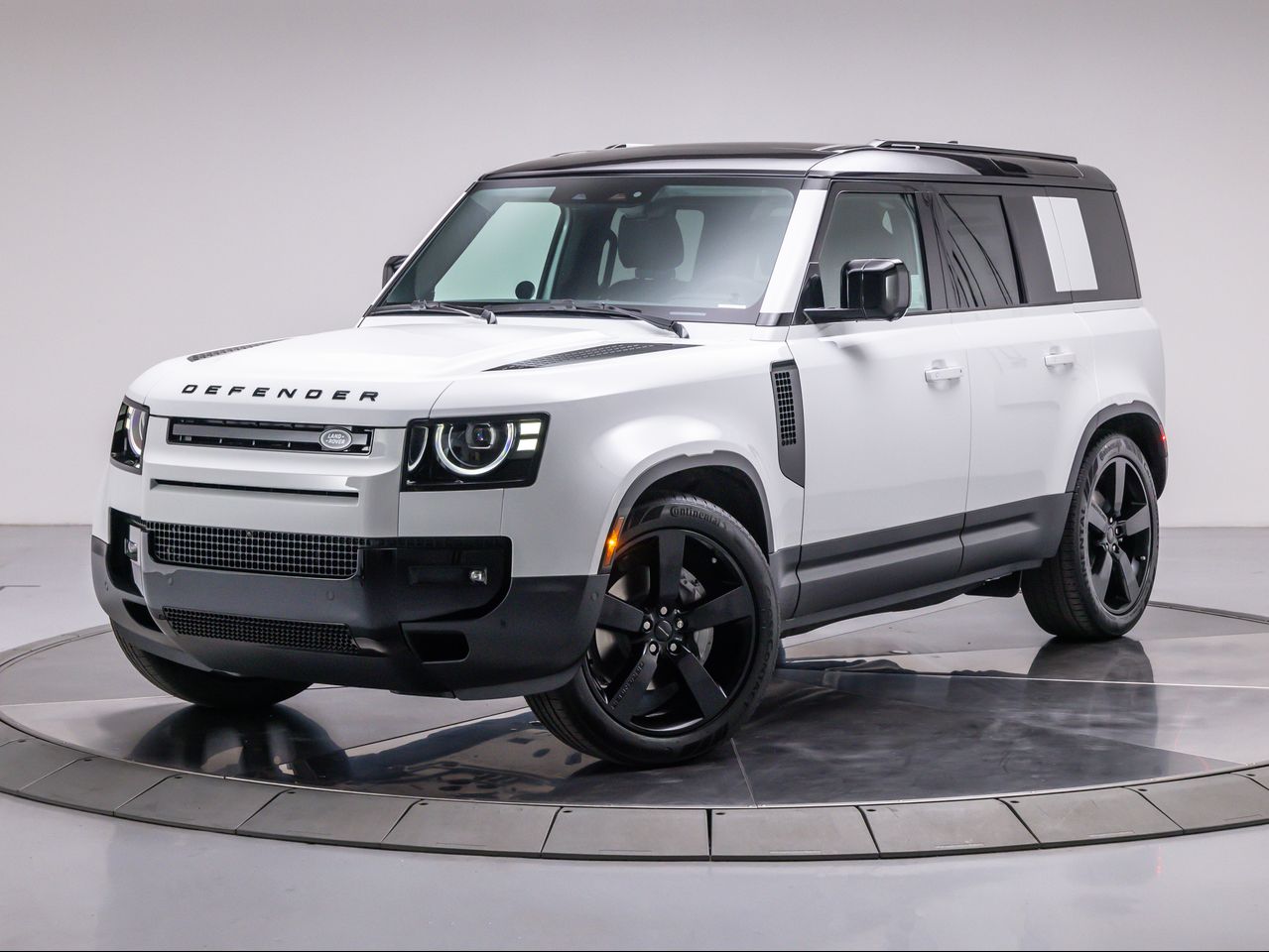 2026 Land Rover Defender S's photo