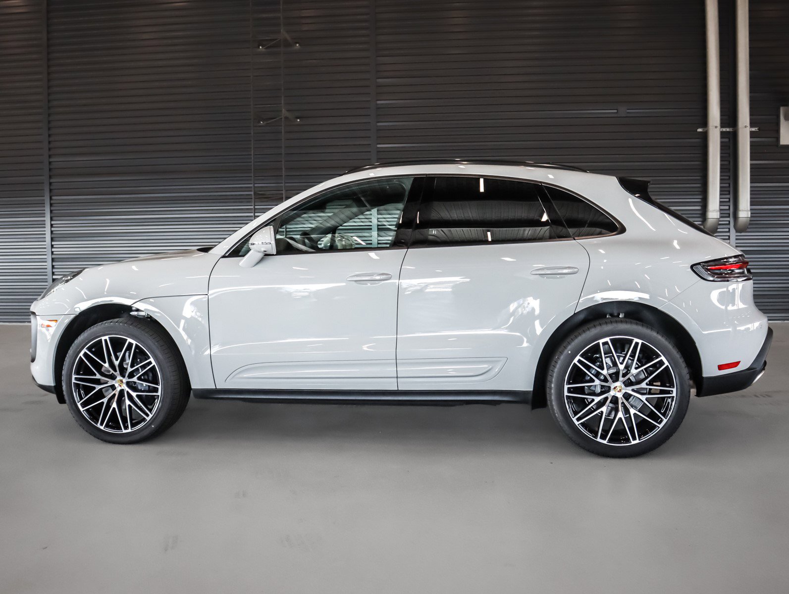 2025 Porsche Macan T photo 2