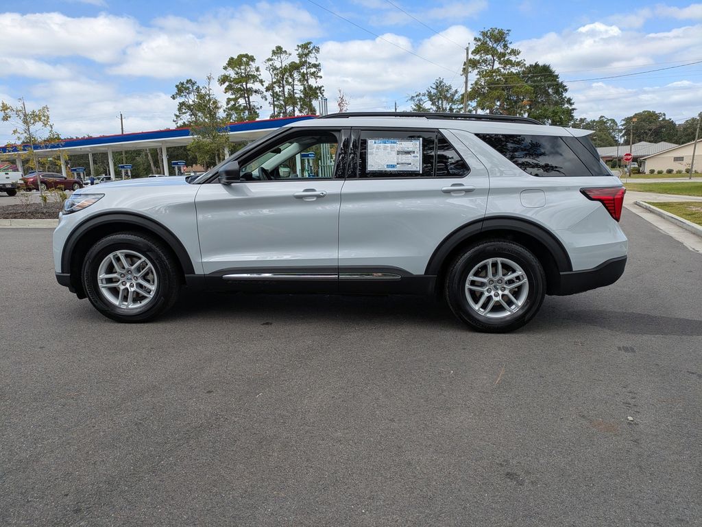 2025 Ford Explorer photo 6