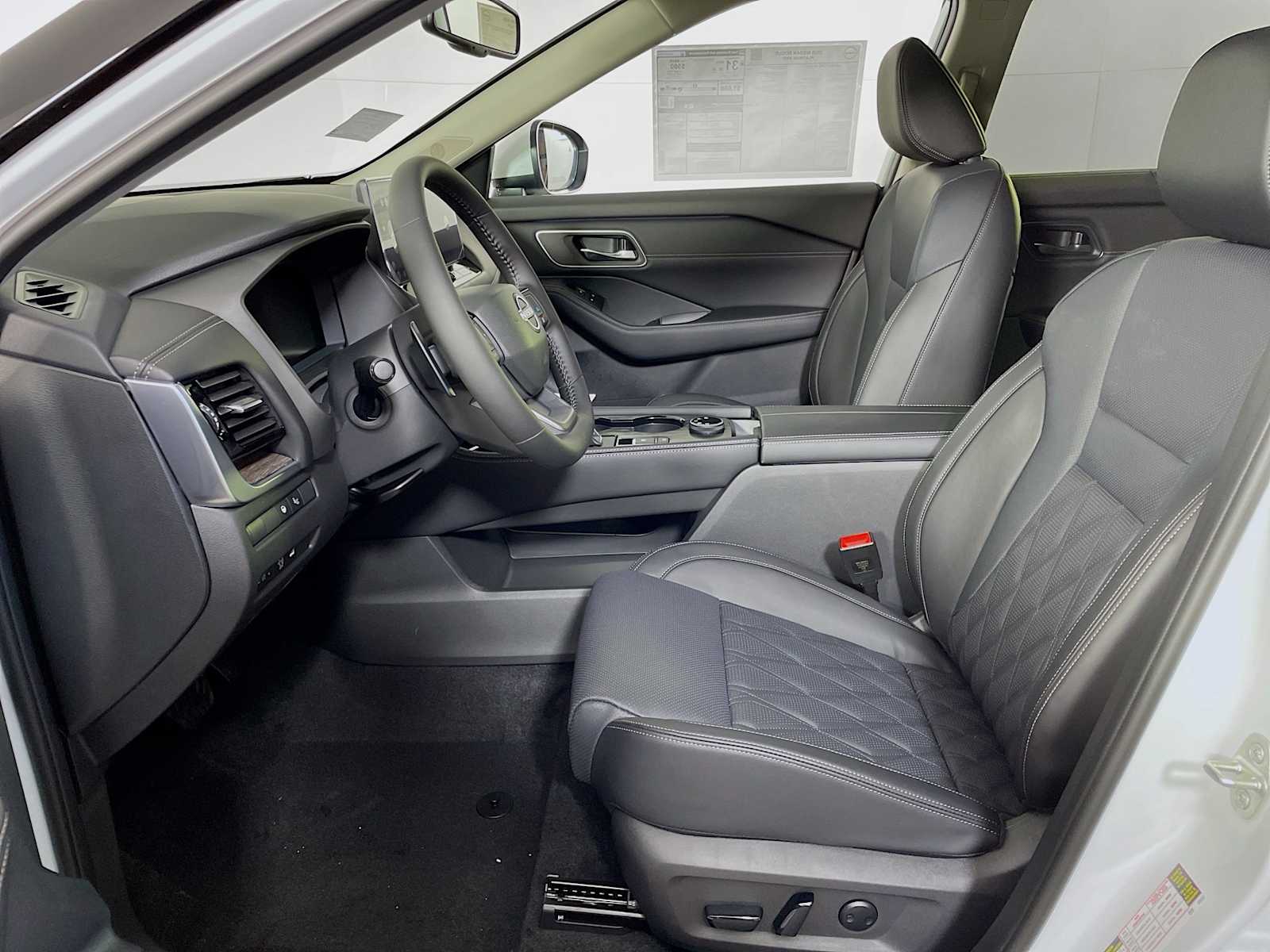 2026 Nissan Rogue Platinum photo 2