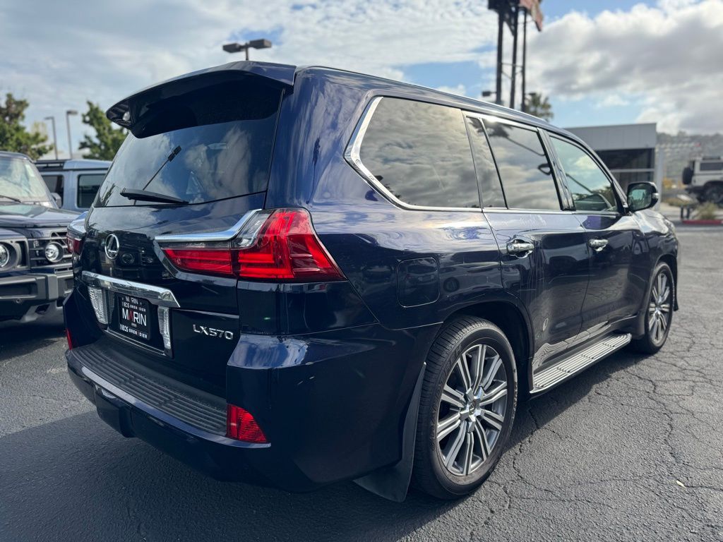 2016 Lexus LX 570 photo 4