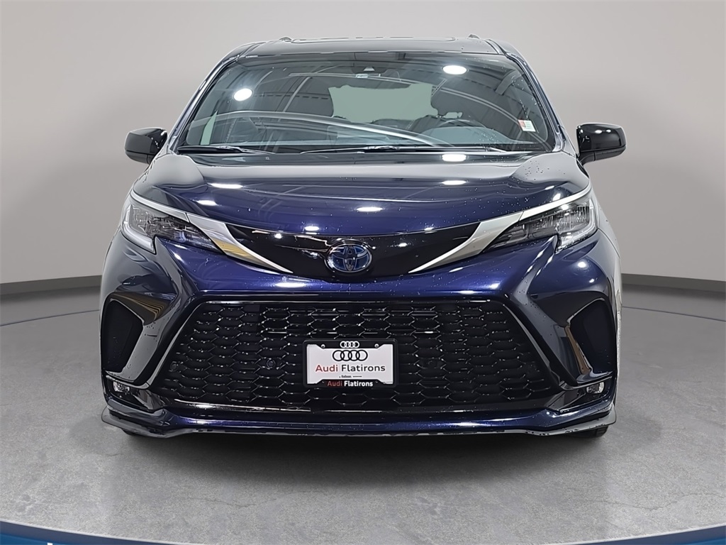 2021 Toyota Sienna XSE photo 2
