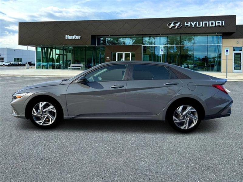 2025 Hyundai Elantra Hybrid SEL Sport photo 2