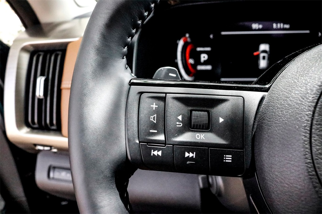 2025 Nissan Pathfinder Platinum photo 12