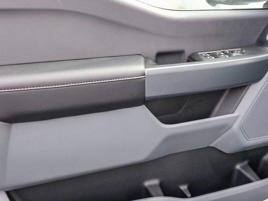 2024 Ford F-150 Lightning photo 17