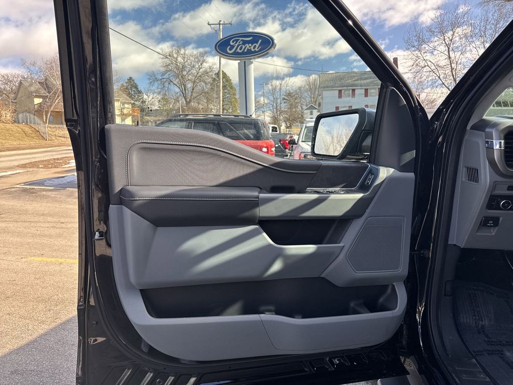 2025 Ford F-150 XLT photo 16