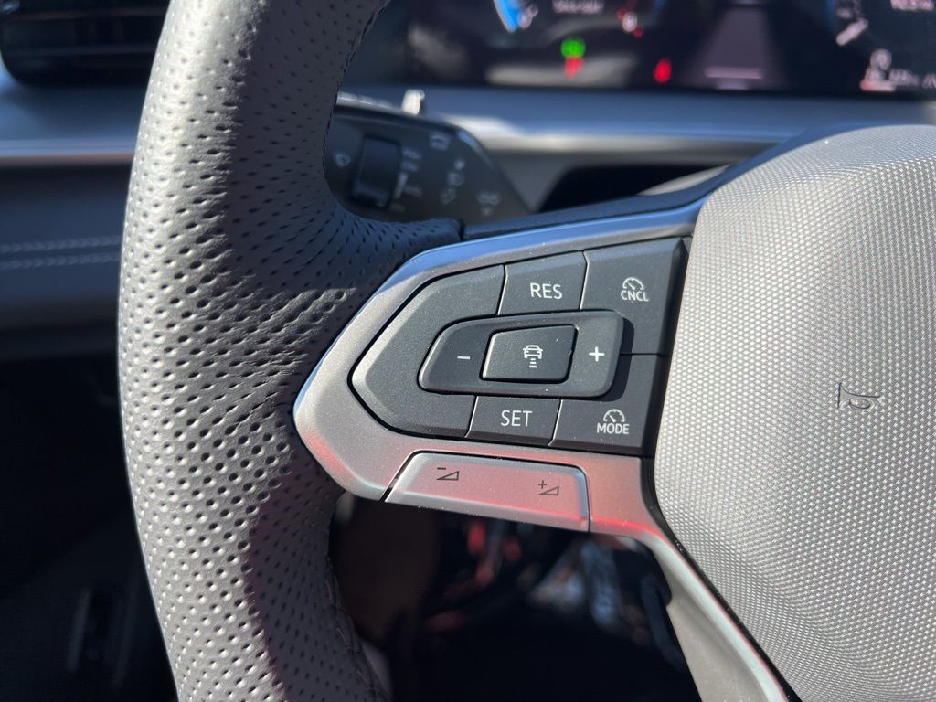 2025 Volkswagen Tiguan SE R-Line Black photo 26