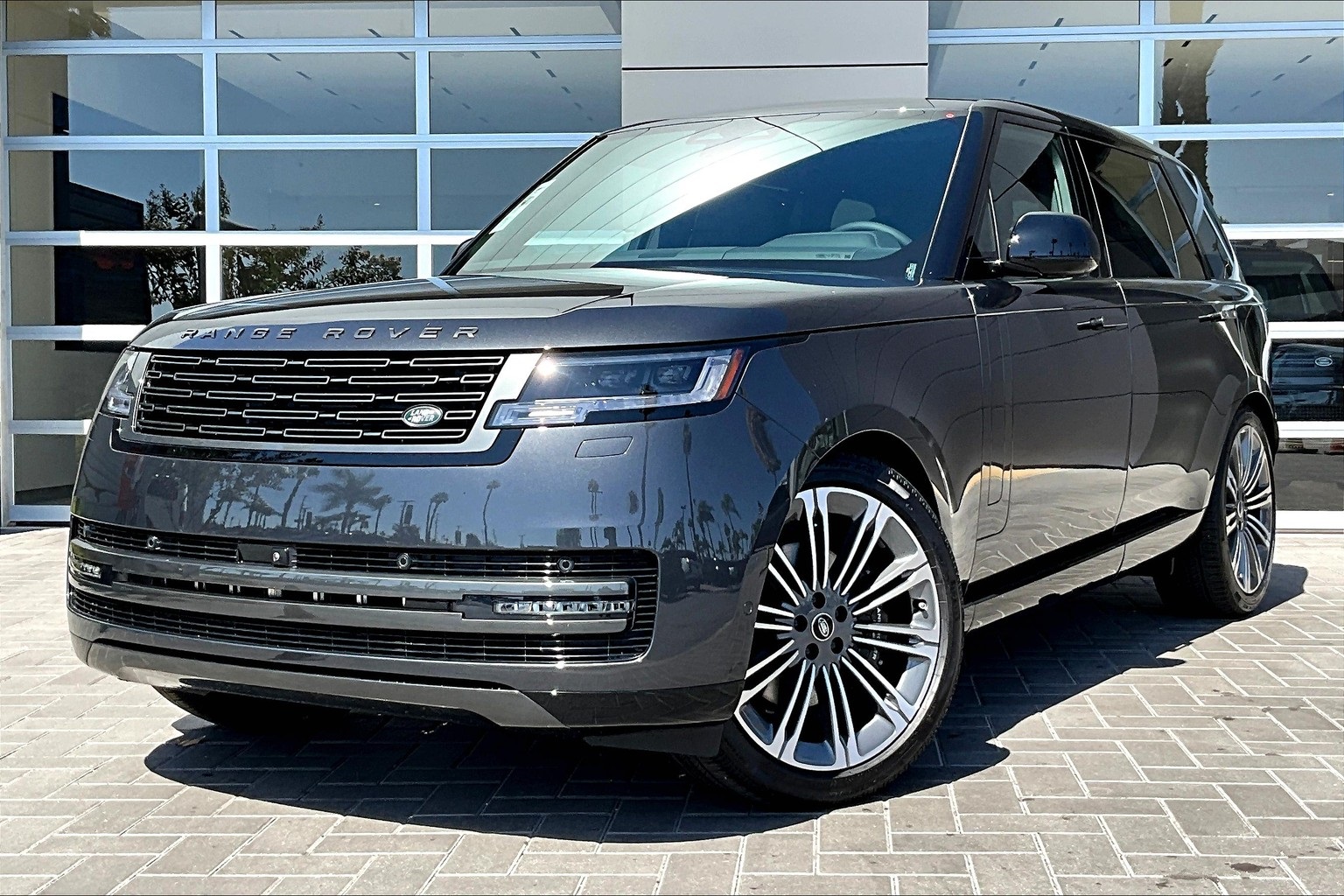 2025 Land Rover Range Rover SE's photo