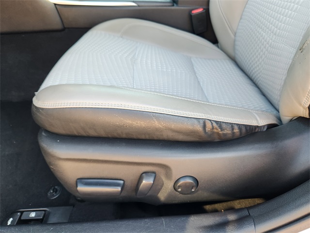 2015 Toyota Camry SE photo 23
