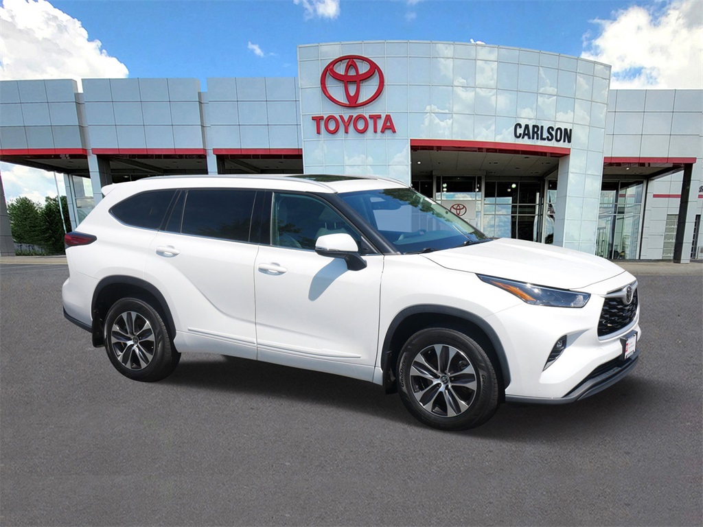 Used 2022 Toyota Highlander XLE with VIN 5TDHZRBH5NS181486 for sale in Minneapolis, Minnesota