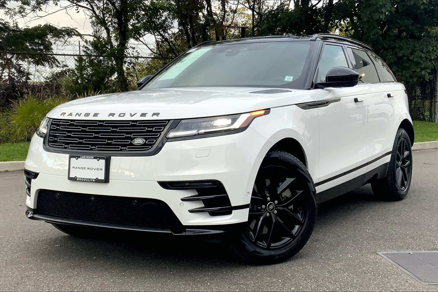 2026 Land Rover Range Rover Velar Dynamic SE's photo