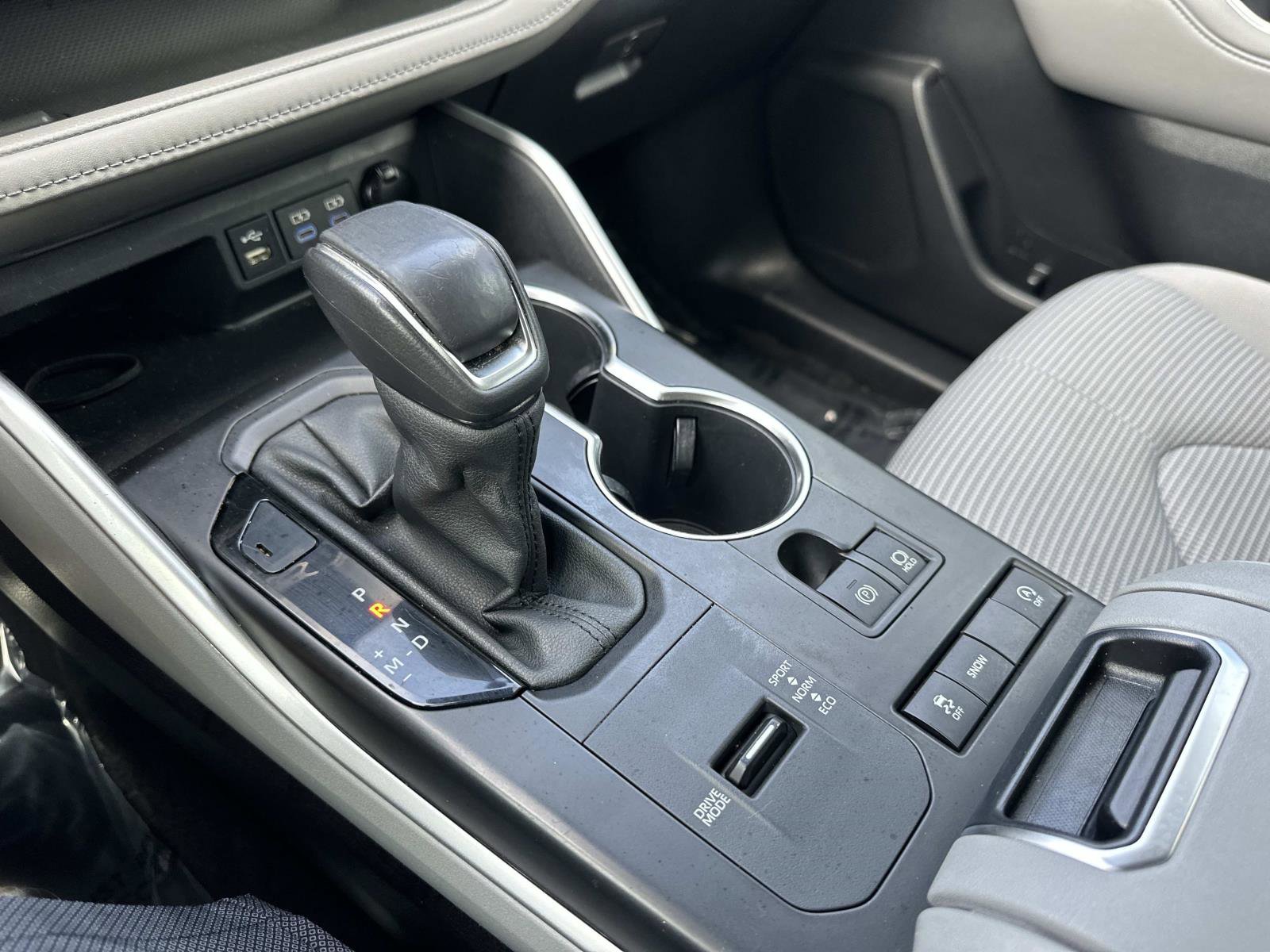 2022 Toyota Highlander LE photo 23