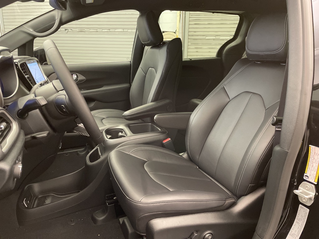 2026 Chrysler Pacifica photo 10