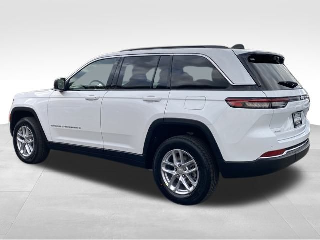 2025 Jeep Grand Cherokee Laredo photo 2