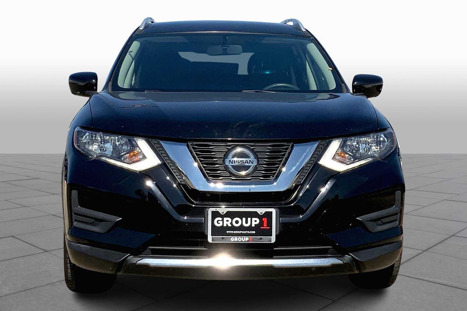 2018 Nissan Rogue SV photo 2