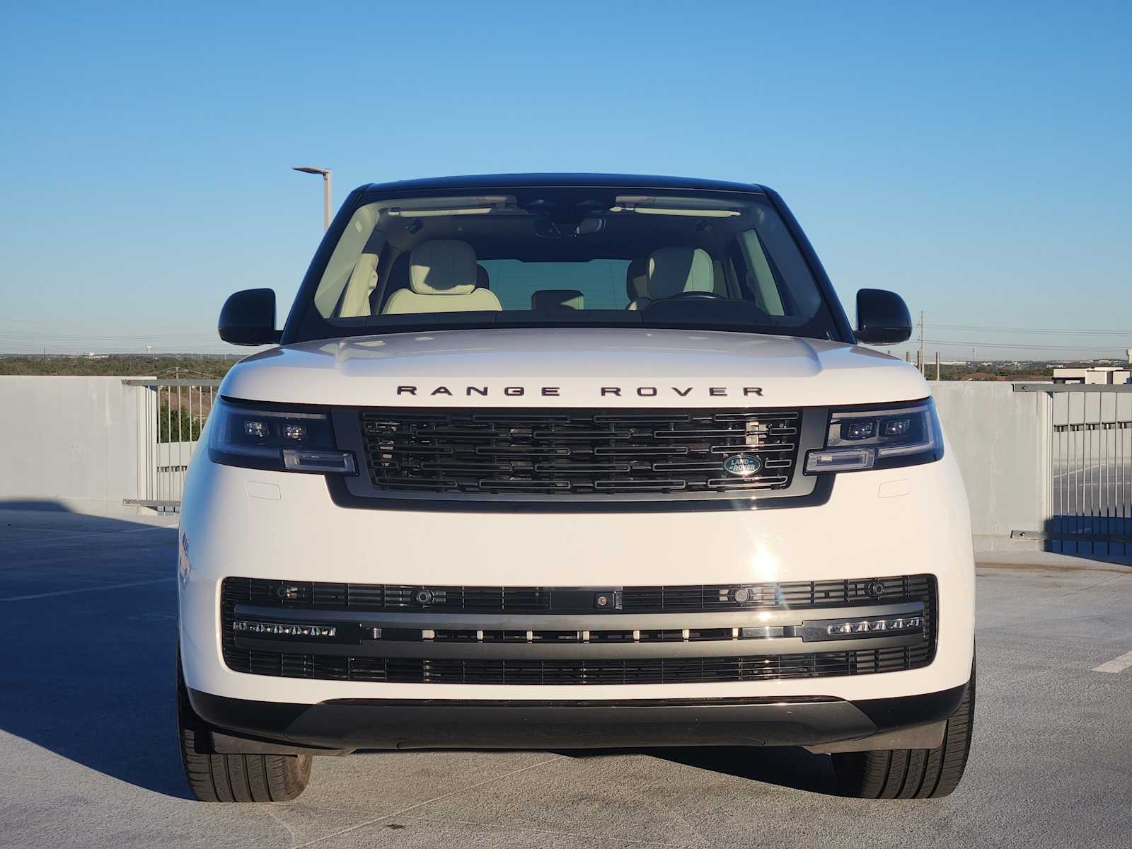2023 Land Rover Range Rover SE photo 2