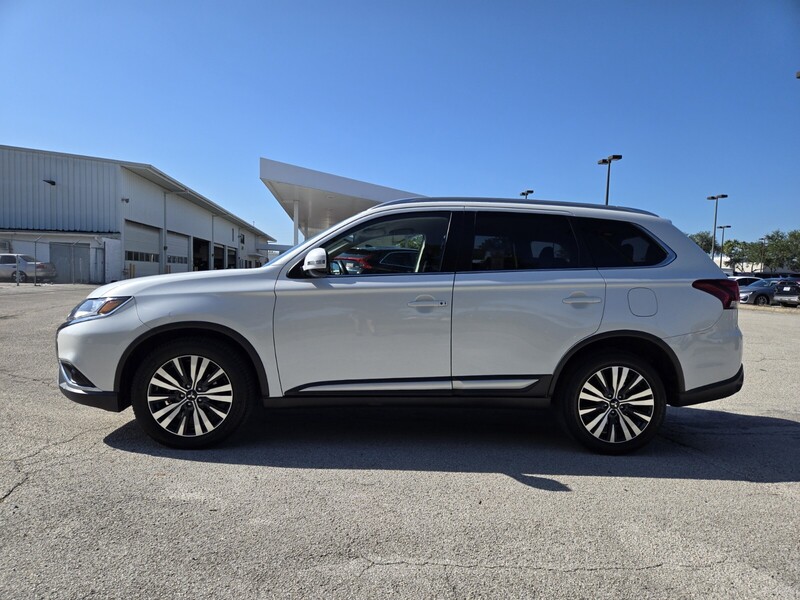 2020 Mitsubishi Outlander SEL photo 3