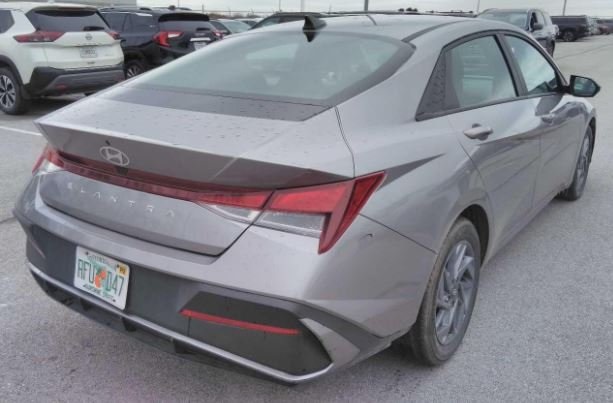 2024 Hyundai Elantra SEL photo 3