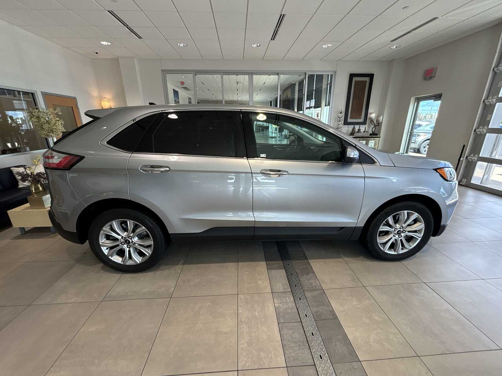 2024 Ford Edge Titanium photo 2
