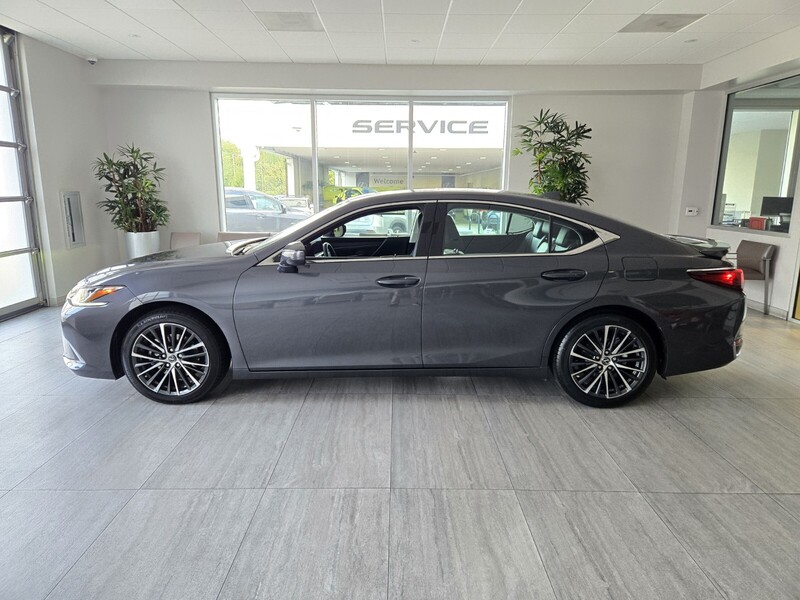 2023 Lexus ES 300h photo 2