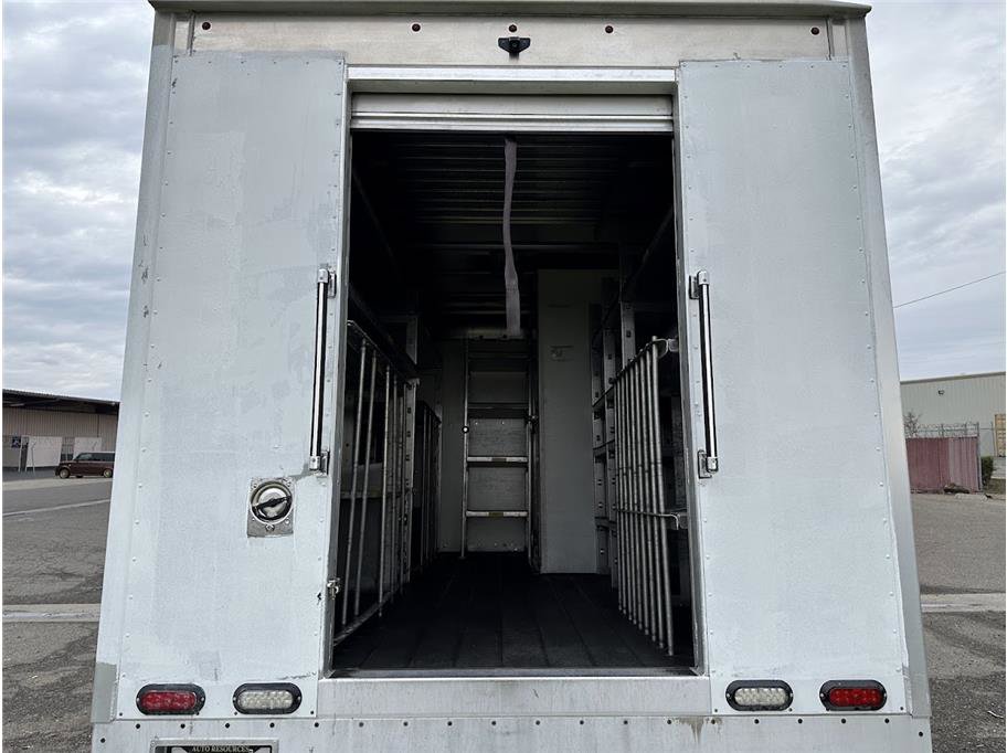 2015 Chevrolet Express Cutaway Van photo 14