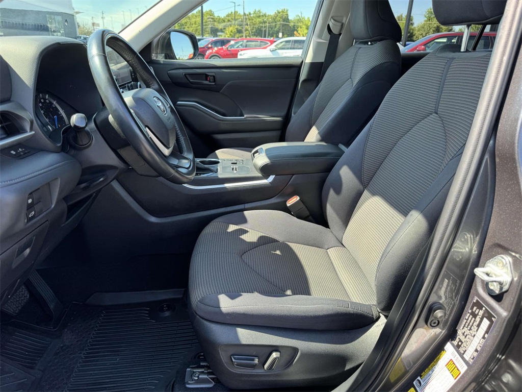 2023 Toyota Highlander Hybrid LE photo 10
