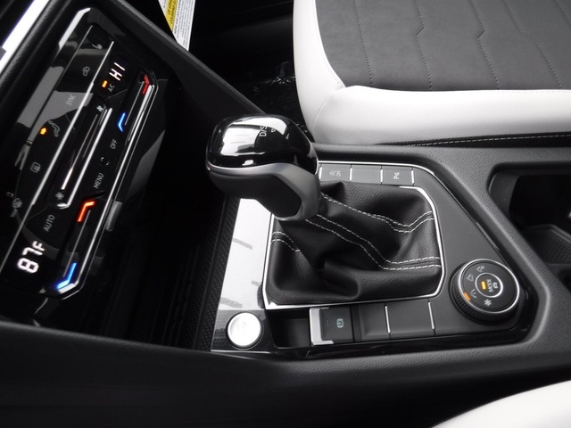 2025 Volkswagen Taos SE photo 16