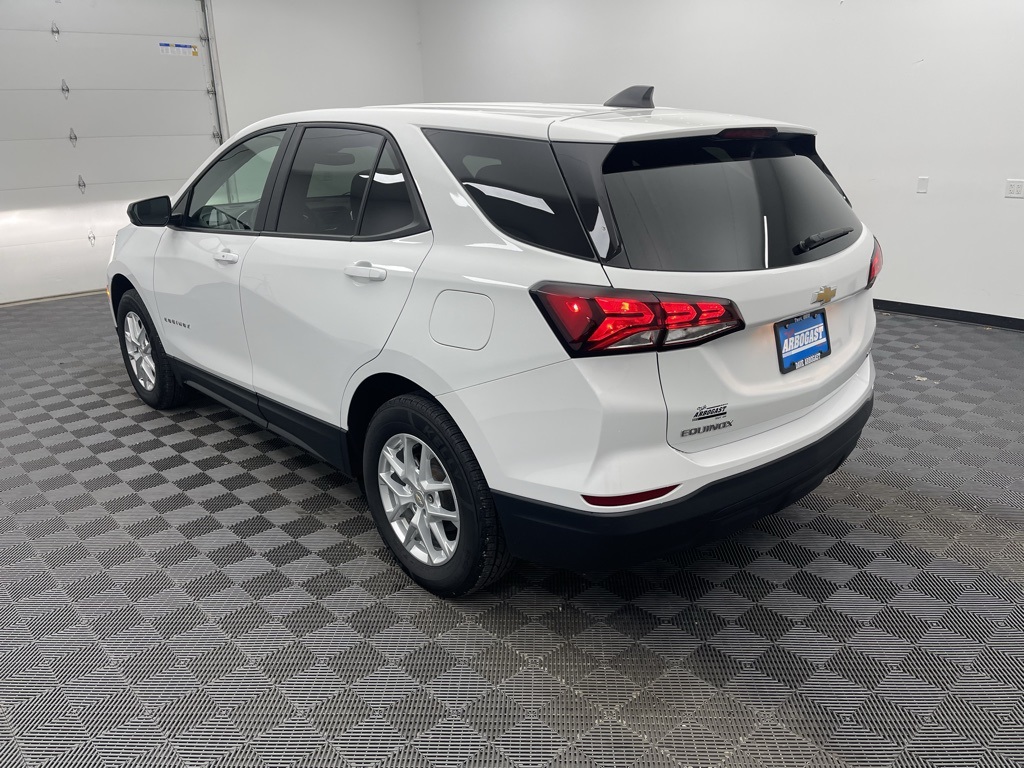 2022 Chevrolet Equinox LS photo 4