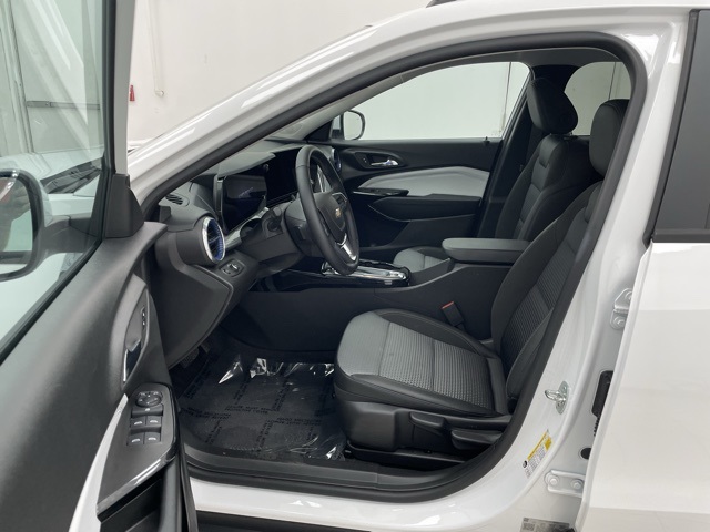 2024 Chevrolet Trax photo 2