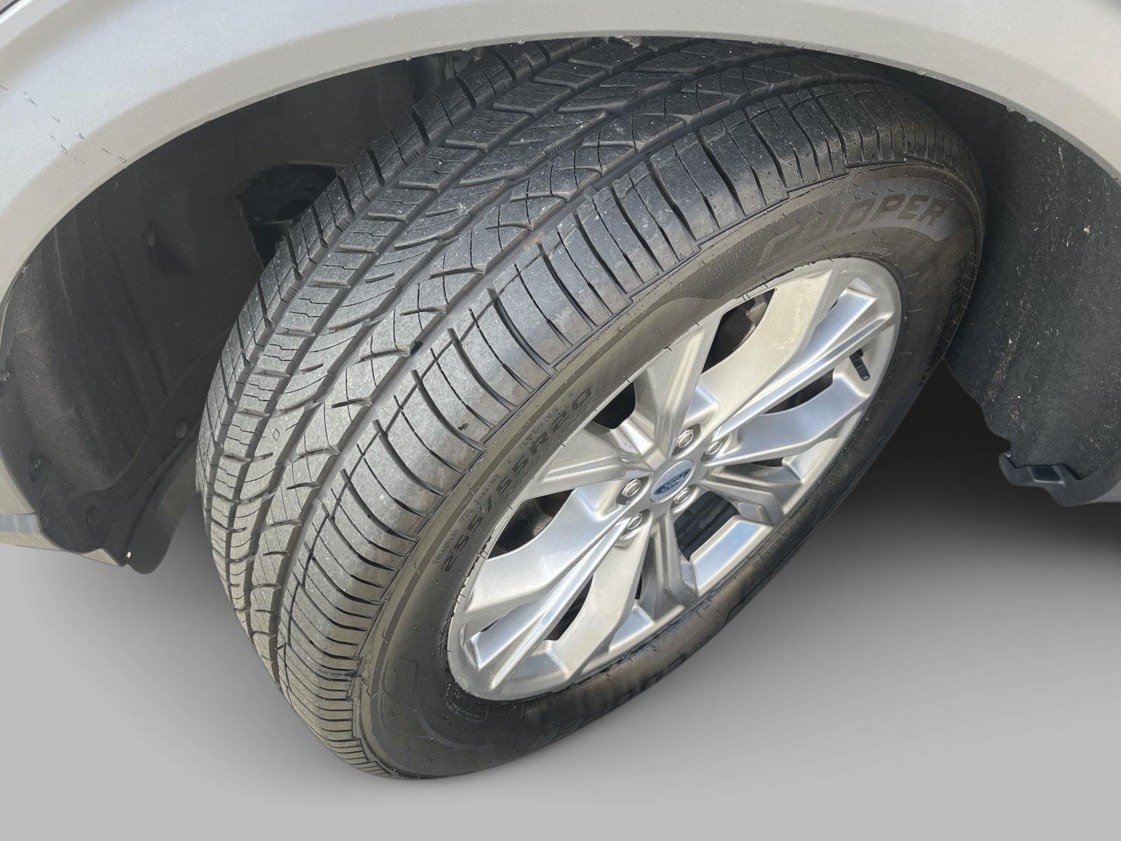 2023 Ford Explorer XLT photo 4