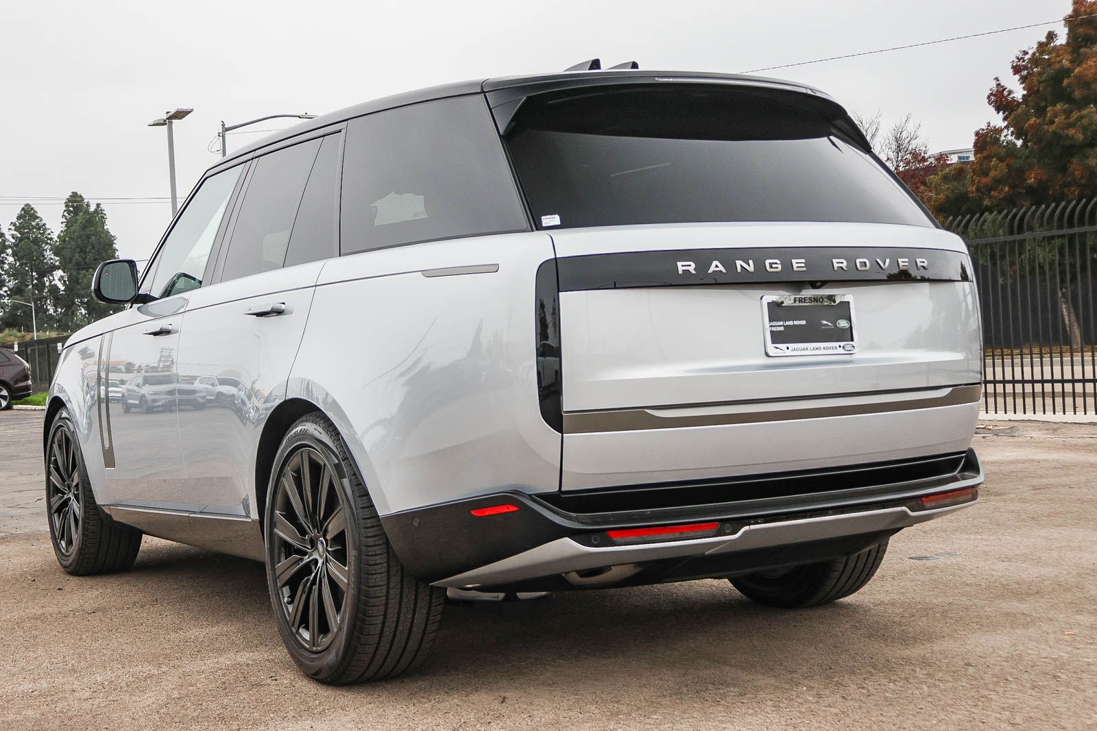 2025 Land Rover Range Rover SE photo 4