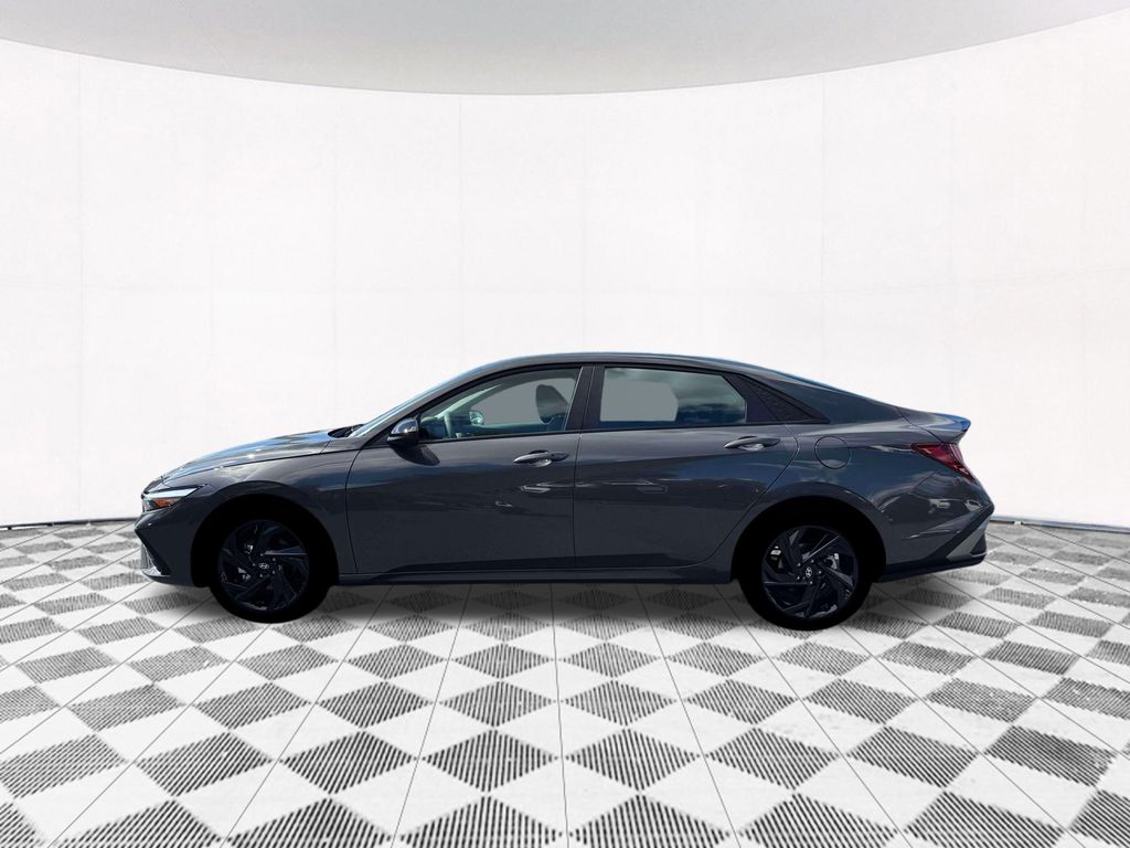 2026 Hyundai Elantra SEL Sport photo 3