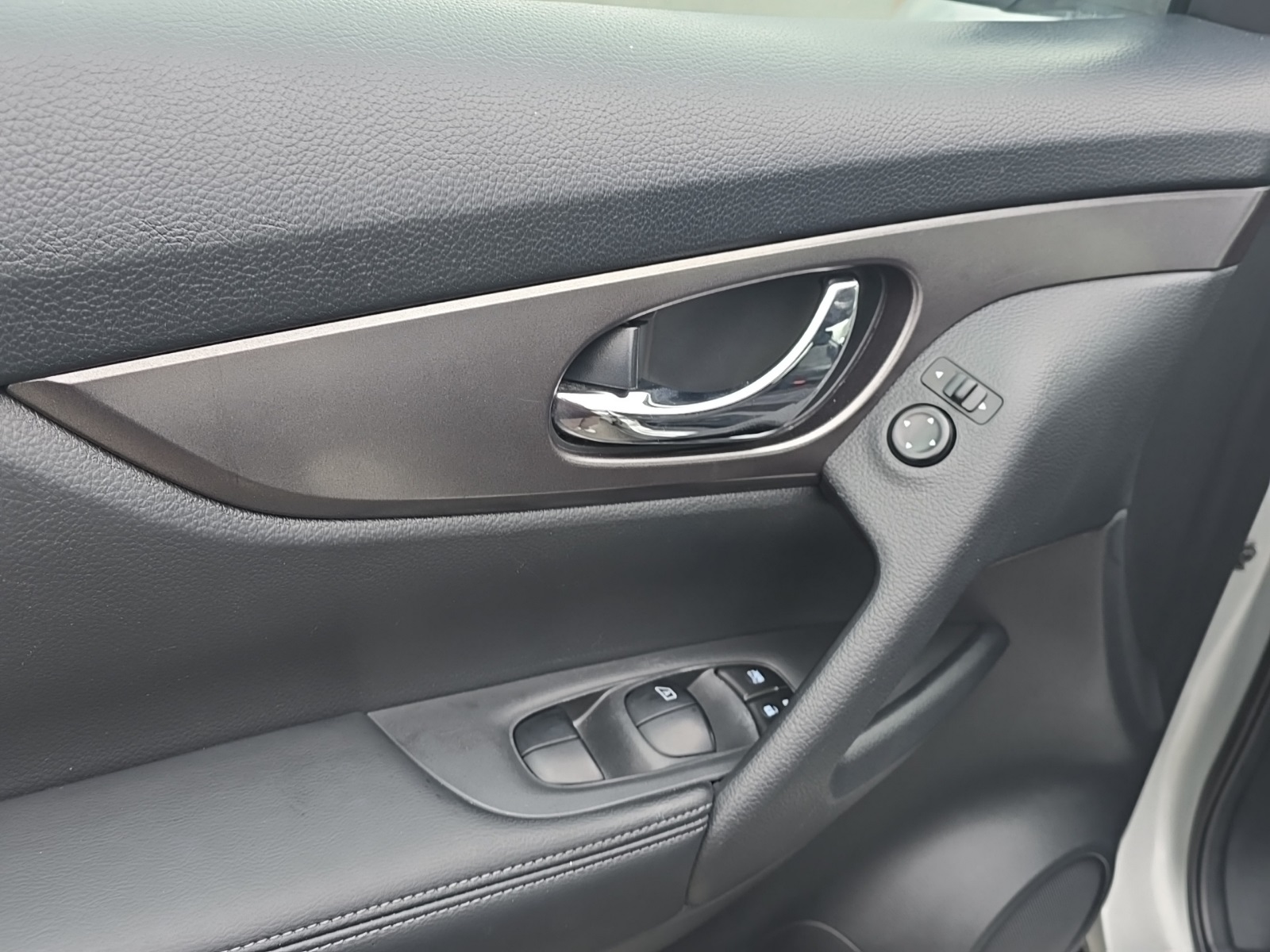 2016 Nissan Rogue SV photo 16