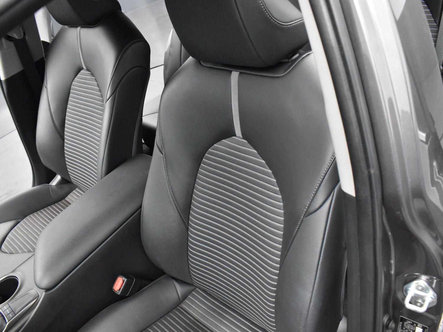2022 Toyota Camry SE photo 14