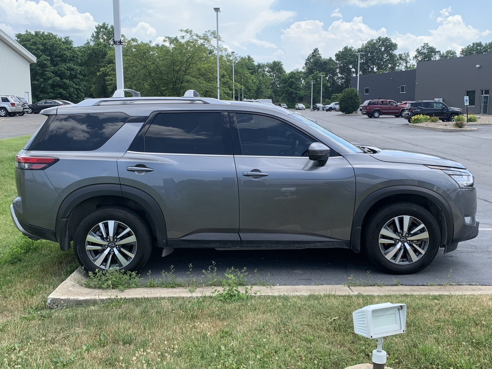 2024 Nissan Pathfinder SL photo 3
