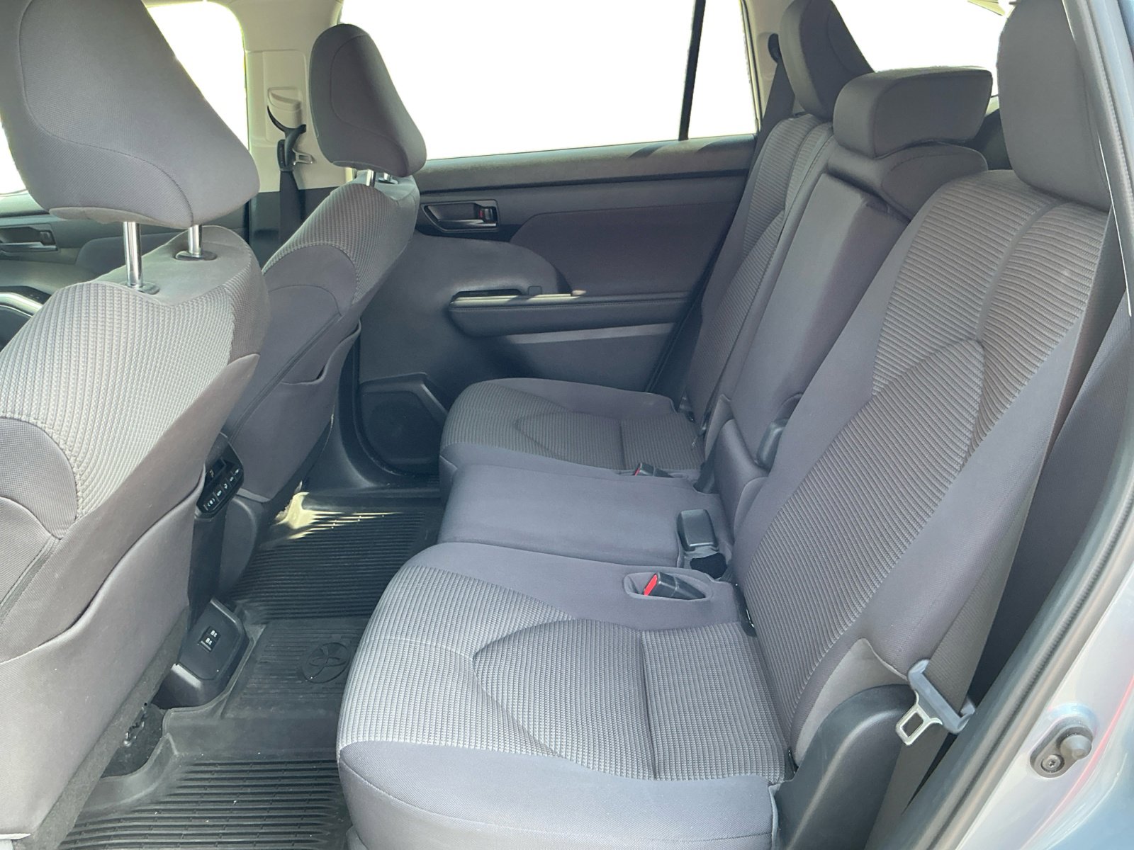 2020 Toyota Highlander LE photo 12