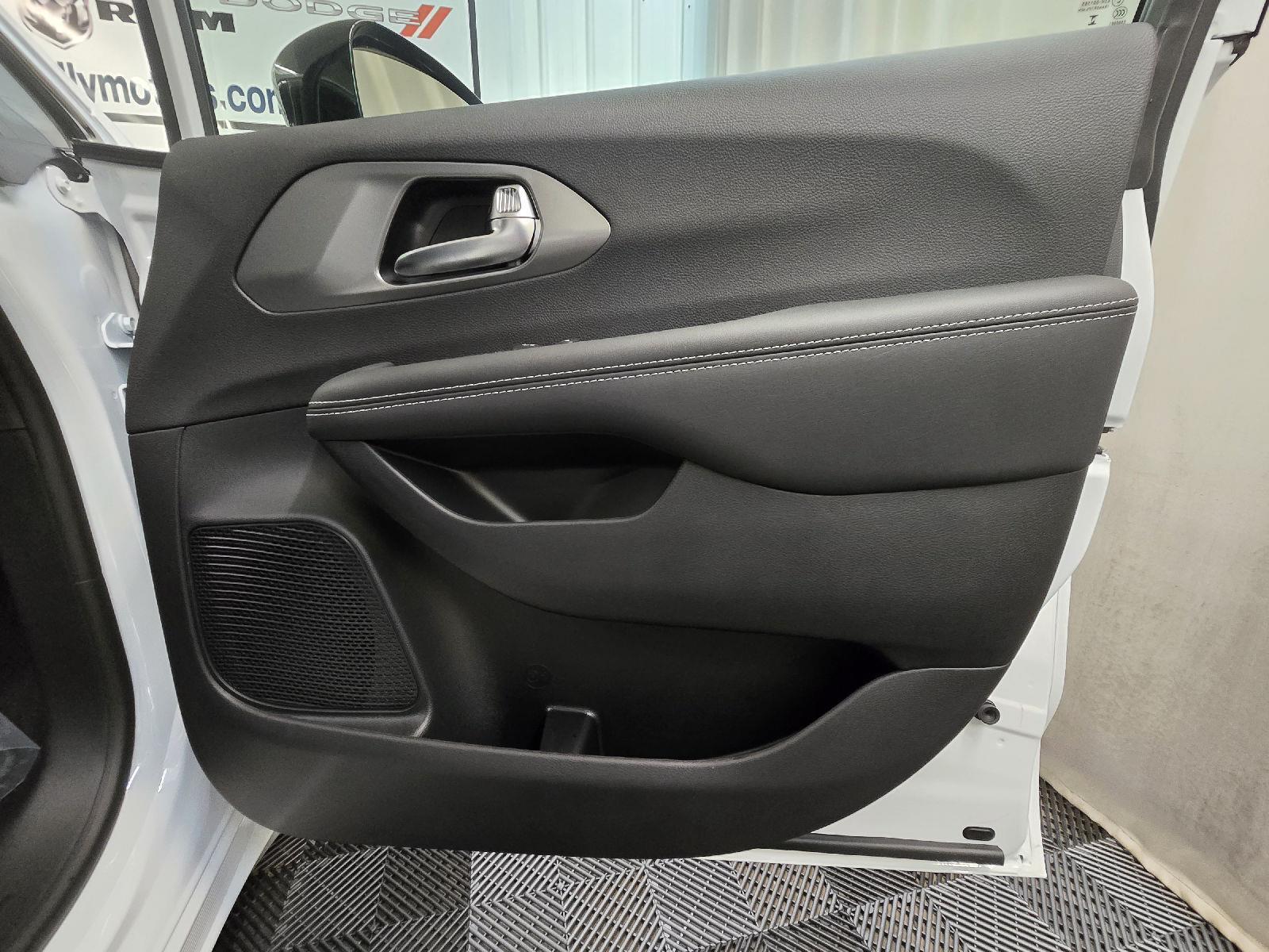 2025 Chrysler Pacifica photo 46