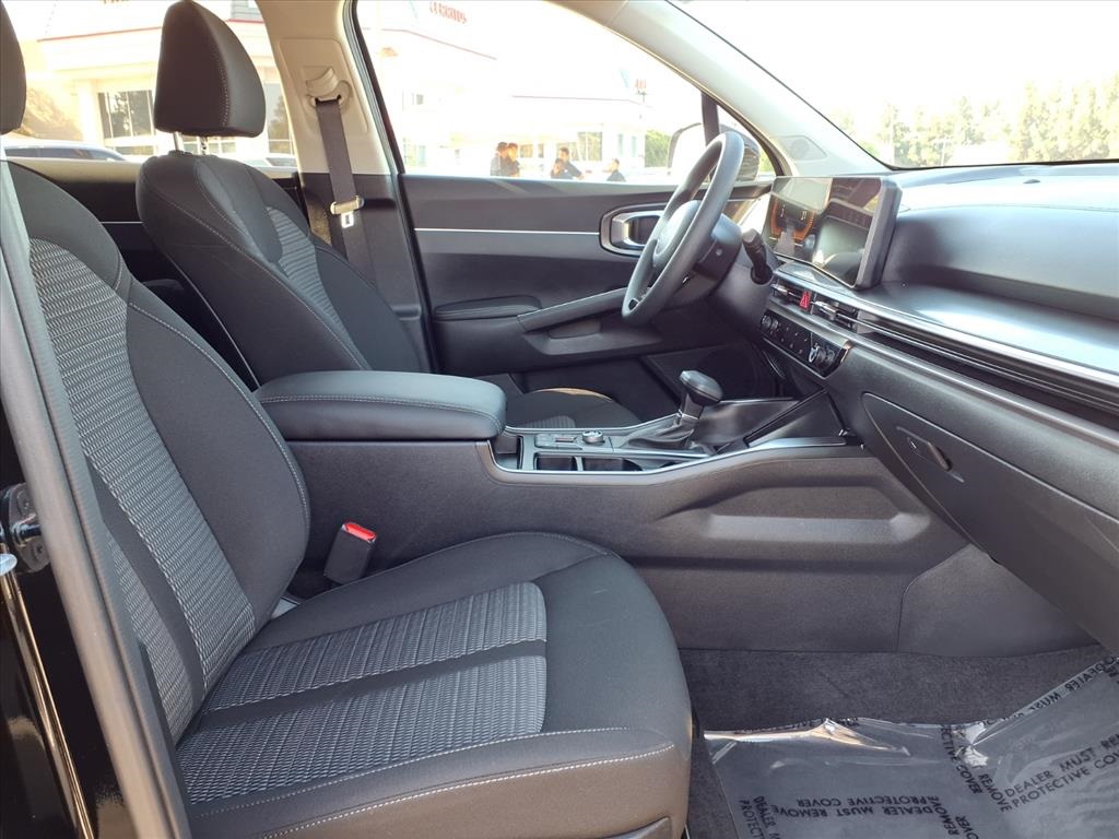 2025 Kia Sorento LX photo 10