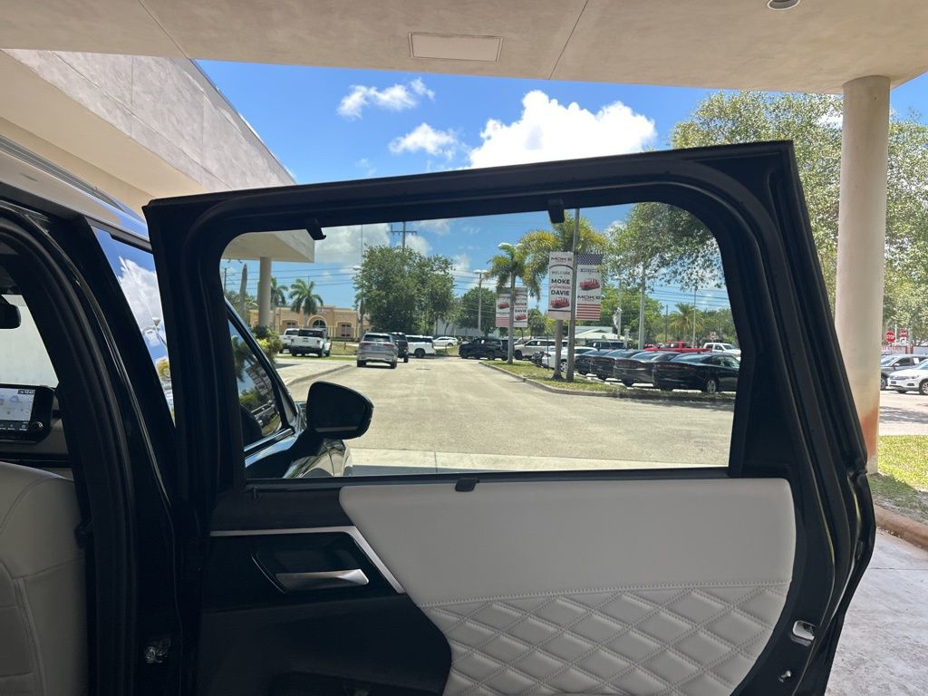 2025 Mitsubishi Outlander PHEV SEL Platinum photo 35