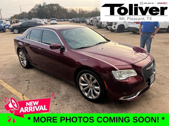 2017 Chrysler 300 Limited's photo