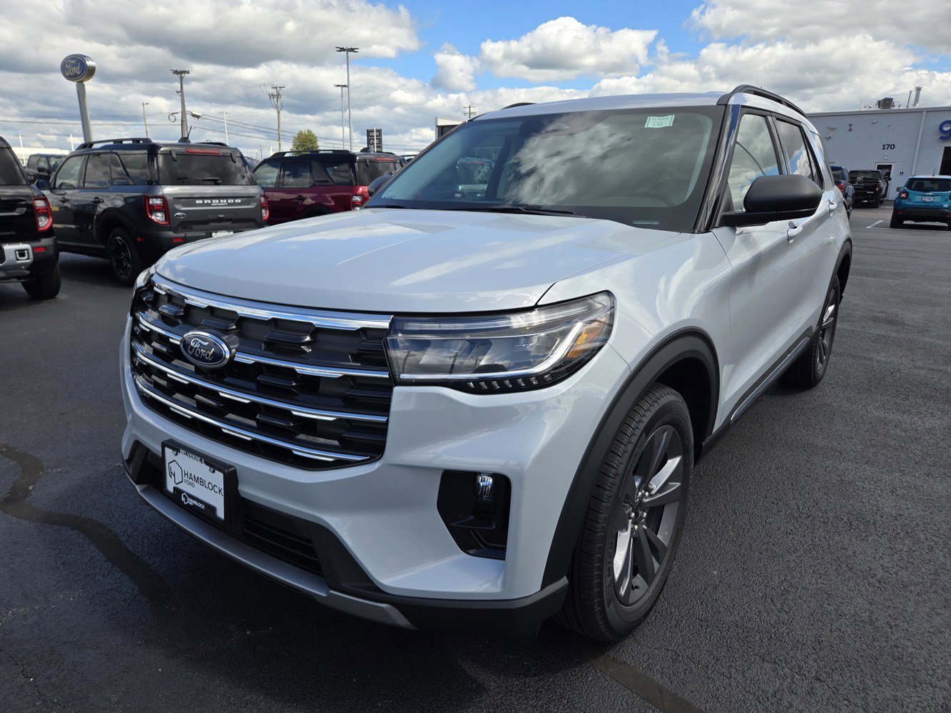 2025 Ford Explorer photo 2