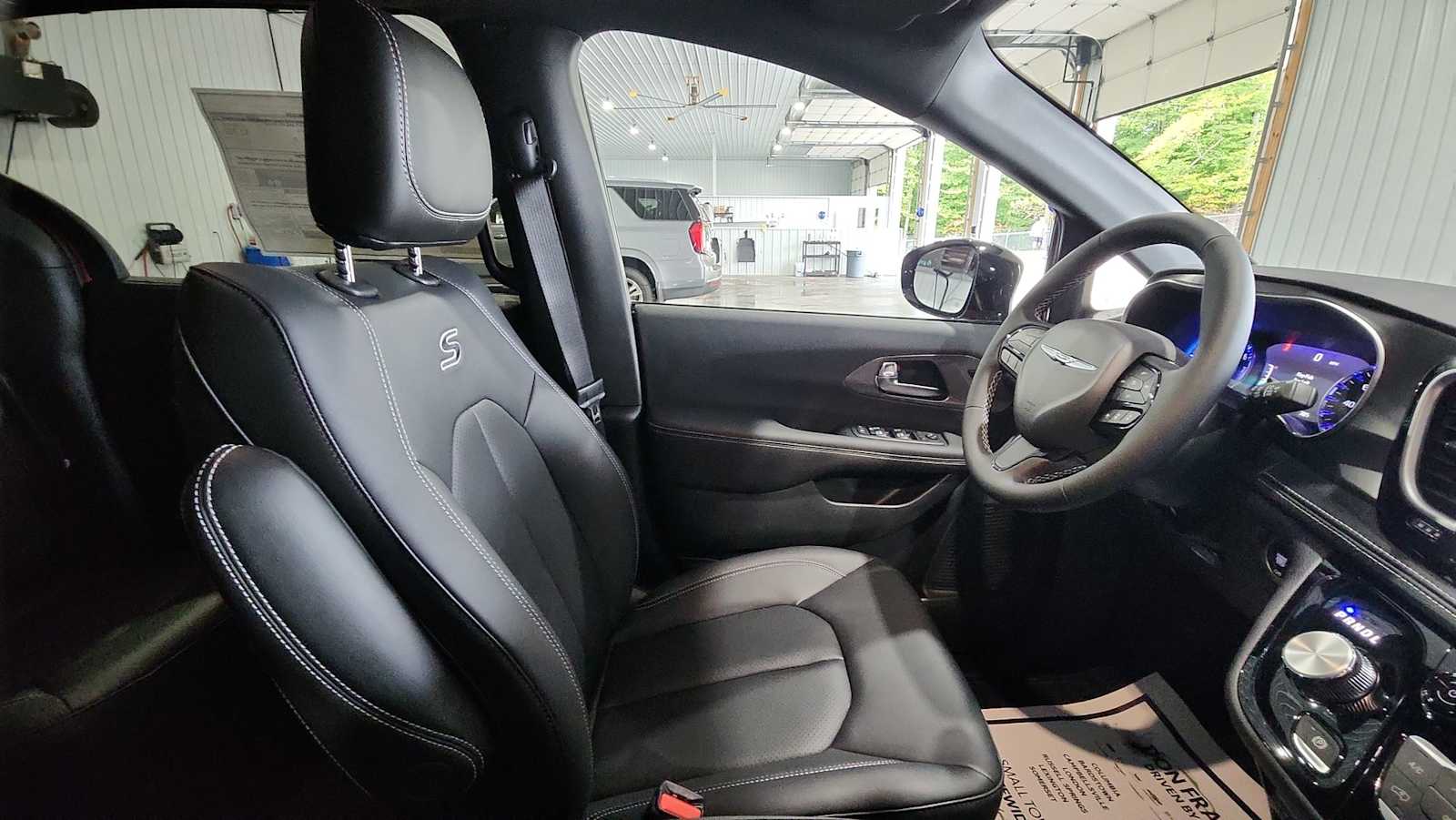 2026 Chrysler Pacifica photo 13