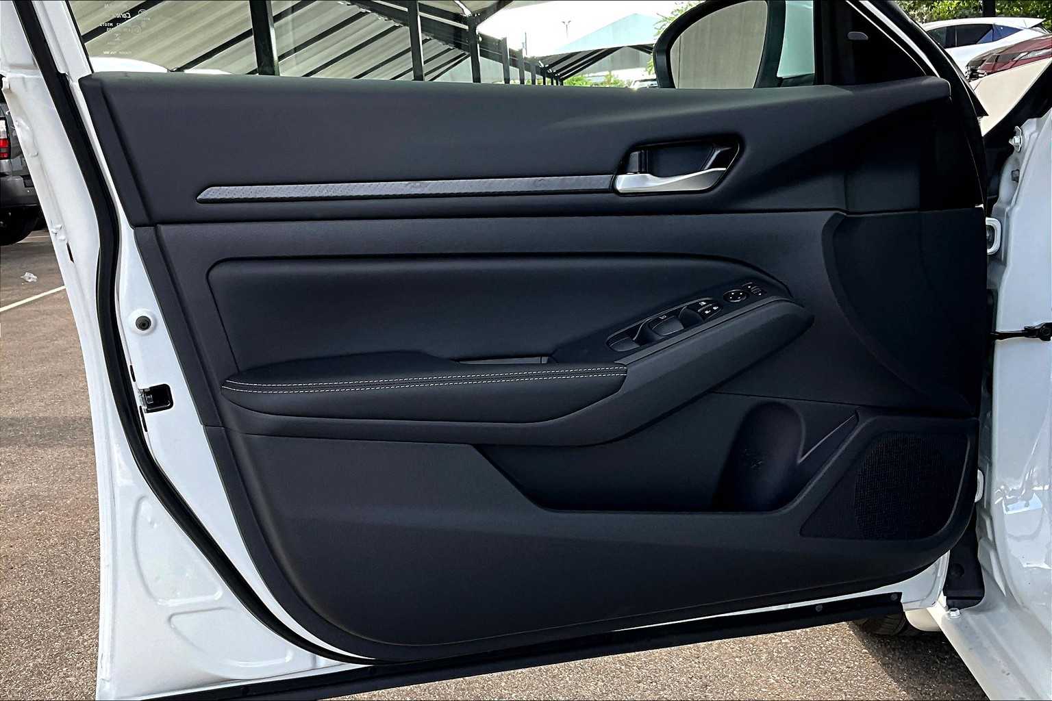 2025 Nissan Altima SV photo 13