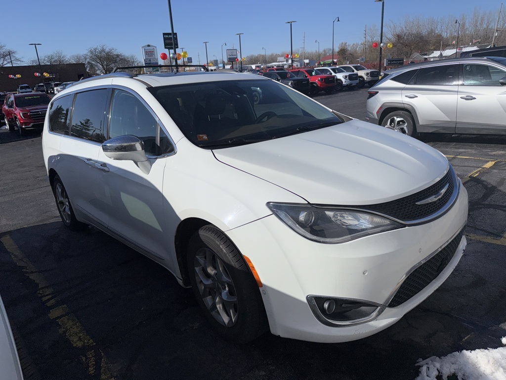 2017 Chrysler Pacifica Limited's photo